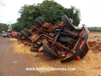 foto de Caminhoneiro fica preso às ferragens após acidente envolvendo carreta e motociclista na PR-323