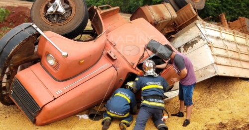 Caminhoneiro fica preso às ferragens após acidente envolvendo carreta e motociclista na PR-323