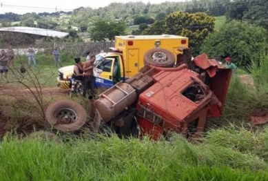 foto de Motorista tomba caminhão na BR 376 com duas crianças