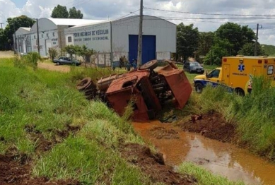 foto de Motorista tomba caminhão na BR 376 com duas crianças