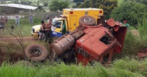 Motorista tomba caminhão na BR 376 com duas crianças