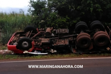 foto de Carreta carregada, capota após motorista perder controle em curva entre os municípios de São Jorge do Ivaí e Doutor Camargo