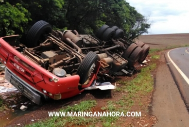 foto de Carreta carregada, capota após motorista perder controle em curva entre os municípios de São Jorge do Ivaí e Doutor Camargo