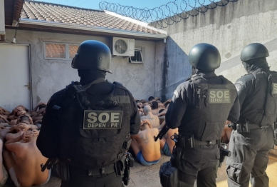 foto de SOE Maringá realiza operação de revista na Cadeia de Mandaguaçu e apreende 16 celulares e outros materiais não permitidos