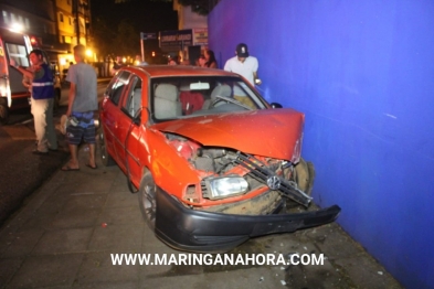 foto de Carro bate em muro e cinco pessoas ficam feridas em Sarandi, entre elas um bebê de 7 meses