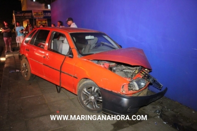 foto de Carro bate em muro e cinco pessoas ficam feridas em Sarandi, entre elas um bebê de 7 meses