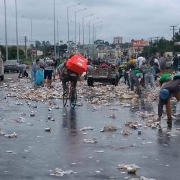 foto de Saque de carga de cervejas como Itaipava e Glacial provoca tumulto em rodovia entre Pinhais e Curitiba