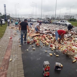 foto de Saque de carga de cervejas como Itaipava e Glacial provoca tumulto em rodovia entre Pinhais e Curitiba