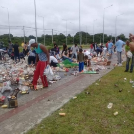 foto de Saque de carga de cervejas como Itaipava e Glacial provoca tumulto em rodovia entre Pinhais e Curitiba