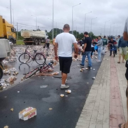 foto de Saque de carga de cervejas como Itaipava e Glacial provoca tumulto em rodovia entre Pinhais e Curitiba