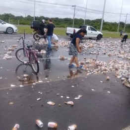 foto de Saque de carga de cervejas como Itaipava e Glacial provoca tumulto em rodovia entre Pinhais e Curitiba