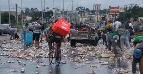 Saque de carga de cervejas como Itaipava e Glacial provoca tumulto em rodovia entre Pinhais e Curitiba