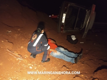 foto de Veículo tomba, após motorista perder o controle da direção ao desviar de cachorro na pista, entre Paiçandu e Água Boa