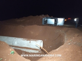 foto de Veículo tomba, após motorista perder o controle da direção ao desviar de cachorro na pista, entre Paiçandu e Água Boa