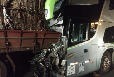 foto de Motorista da empresa Viação Garcia morre em grave acidente no município de Cornélio Procópio