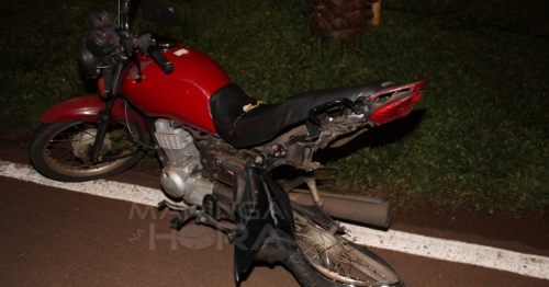 Motorista atinge moto na Avenida Colombo, arrasta o veículo e foge sem prestar socorro em Maringá