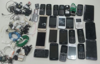 foto de SOE Maringá e Equipes ROTAM e Choque Maringá realizam operação de revista na PECO e apreendem 25 celulares e outros materiais não permitidos