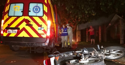 Motociclista fica ferido após perder controle de moto e bater contra uma árvore em Maringá