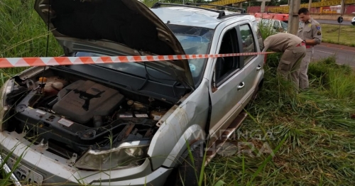 Motorista fica ferida após perder o controle da direção e capotar veículo na marginal da PR-323