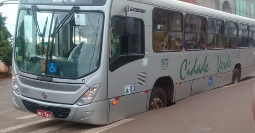 Asfalto cede, e ônibus ficam presos em buraco em Sarandi