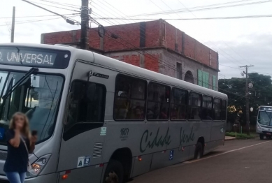 foto de Asfalto cede, e ônibus ficam presos em buraco em Sarandi