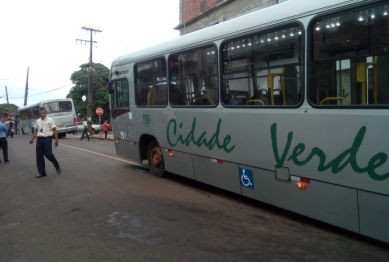 foto de Asfalto cede, e ônibus ficam presos em buraco em Sarandi