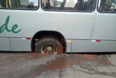 foto de Asfalto cede, e ônibus ficam presos em buraco em Sarandi