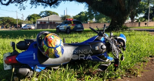 Jovem fica ferido após cair de moto na rotatória da ANPR em Maringá