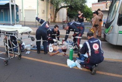 foto de Homem é socorrido em estado gravíssimo ao ser atropelado por ônibus da TCCC em Maringá