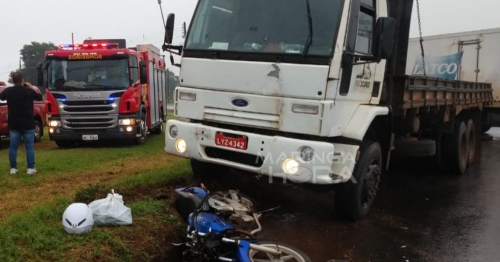 Motociclista sobrevive após ficar prensado entre moto e caminhão em Maringá