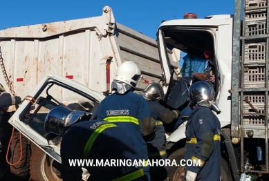 foto de Motorista fica preso às ferragens após violenta colisão traseira na PR-323 em Paiçandu