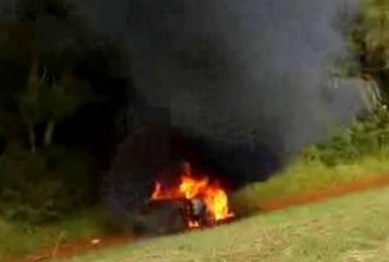 foto de Homem coloca fogo em carro com mulher e criança no Paraná 