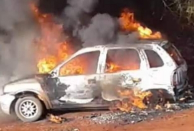 foto de Homem coloca fogo em carro com mulher e criança no Paraná 