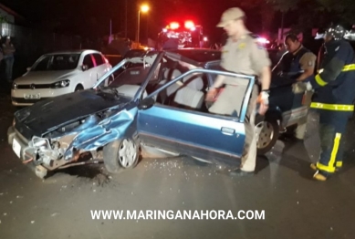 foto de Motorista perde o controle da direção, bate em veículos estacionados e tomba com o carro em Maringá