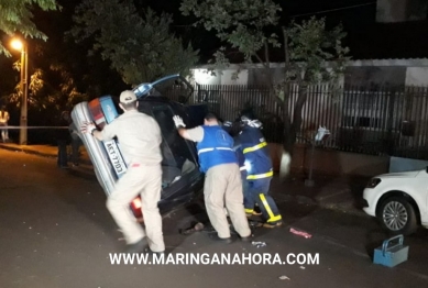 foto de Motorista perde o controle da direção, bate em veículos estacionados e tomba com o carro em Maringá