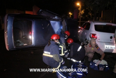 foto de Motorista perde o controle da direção, bate em veículos estacionados e tomba com o carro em Maringá