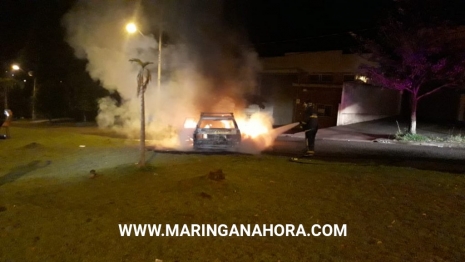 foto de Carro pega fogo após acidente com moto em Maringá 