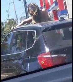 foto de Em plena a sexta-feira santa mulher faz topless no teto-solar de carro de luxo em Maringá