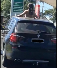 foto de Em plena a sexta-feira santa mulher faz topless no teto-solar de carro de luxo em Maringá