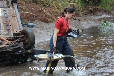 foto de Acidente faz carro voar 30 metros e cair dentro de rio em Maringá