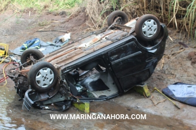 foto de Acidente faz carro voar 30 metros e cair dentro de rio em Maringá