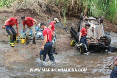 foto de Acidente faz carro voar 30 metros e cair dentro de rio em Maringá