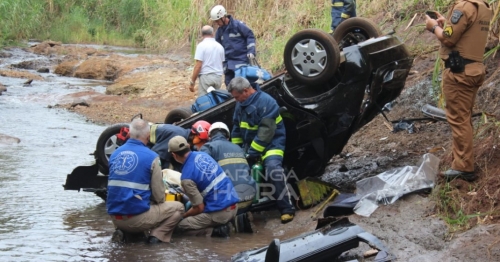 Acidente faz carro voar 30 metros e cair dentro de rio em Maringá