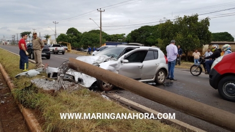 foto de Mulher perde controle do veículo e derruba poste em Maringá