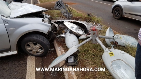 foto de Mulher perde controle do veículo e derruba poste em Maringá