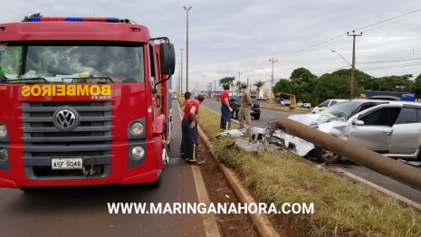 foto de Mulher perde controle do veículo e derruba poste em Maringá