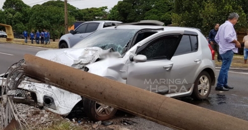 Mulher perde controle do veículo e derruba poste em Maringá