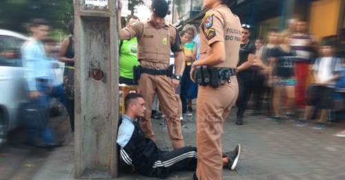 Ladrão rouba vendedor, portador de necessidades especiais e leva uma surra de populares em Maringá 