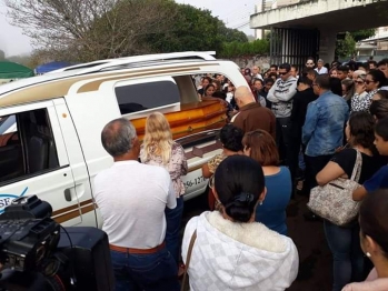 foto de Sob grande comoção, Eduarda é sepultada no Cemitério de Rolândia 