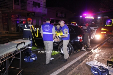 foto de Carro bate em caminhão parado e quatro pessoas ficam feridas em Maringá